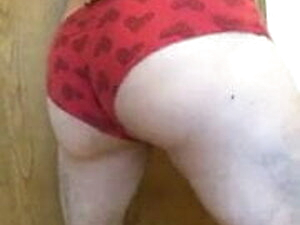 Mikemcdo wears panties
