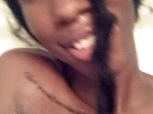La Nefertiti Perkins Sexy Shower Play