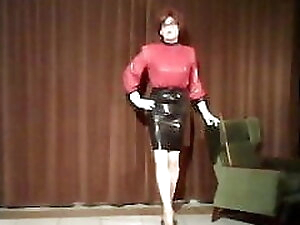 Kinky latex rubber gummi shemale slut nutte posing